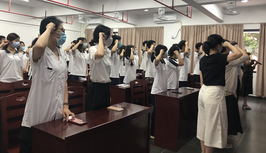 数学院48名学生预备党员集体宣誓