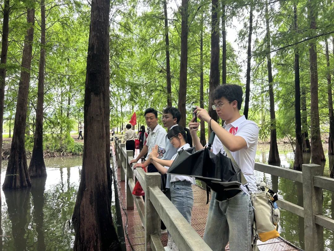 参赛学子游七星岩景区。肇庆市融媒体中心记者 林琳 摄