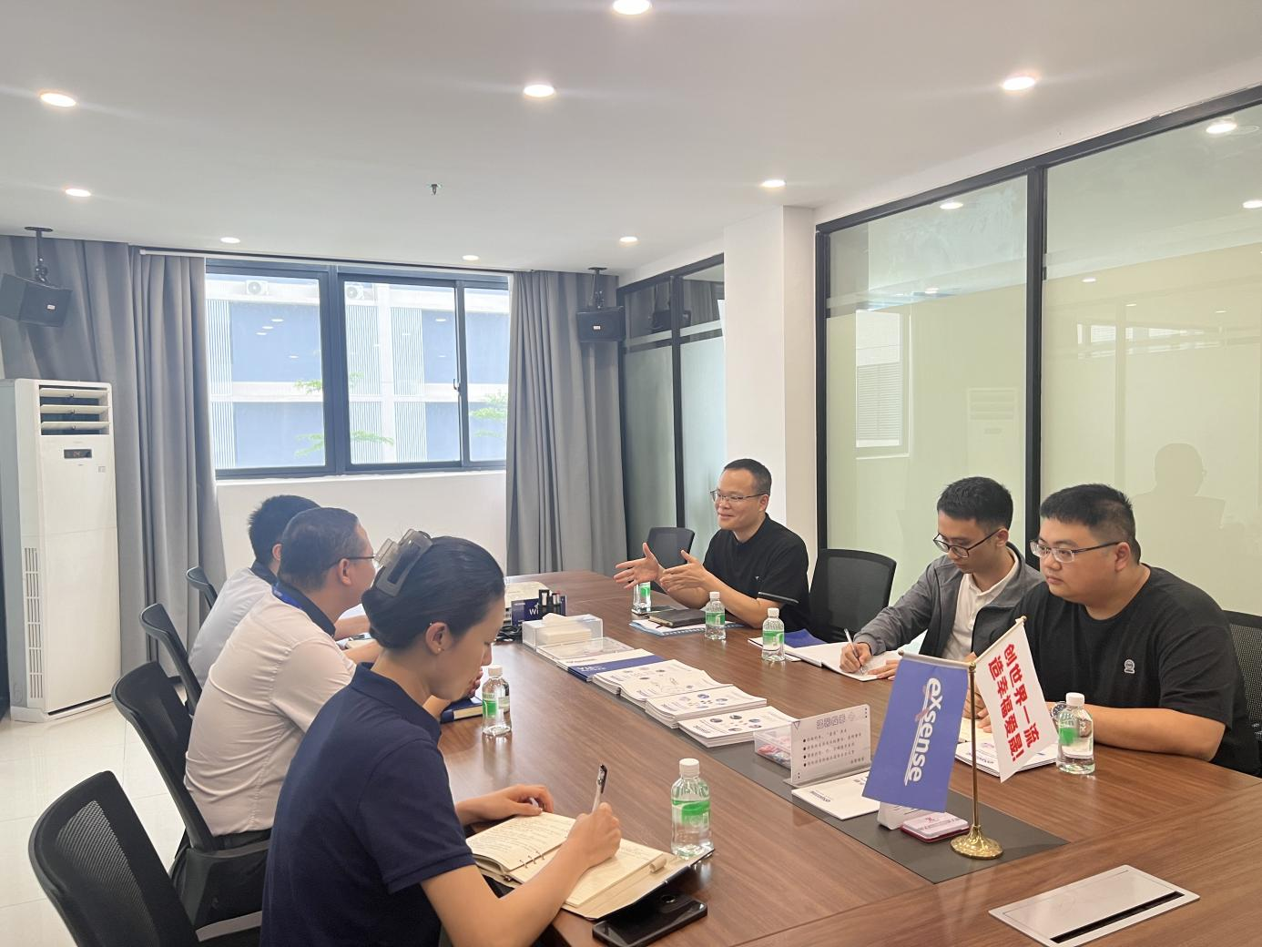 “双百行动”芯片技术服务团队与公司技术负责人开展技术探讨。