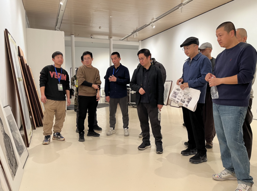 美术馆青年教师吴勇（左二）在中央美术学院访学期间，在“中国画学院临摹教学作品展”跟随丘挺院长等专家学习。