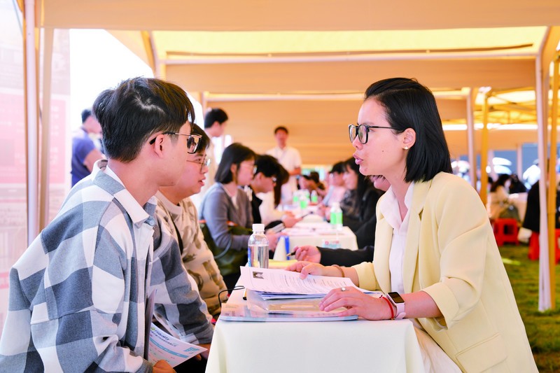 学校开展招聘会，为毕业生提供良好的供需对接平台。