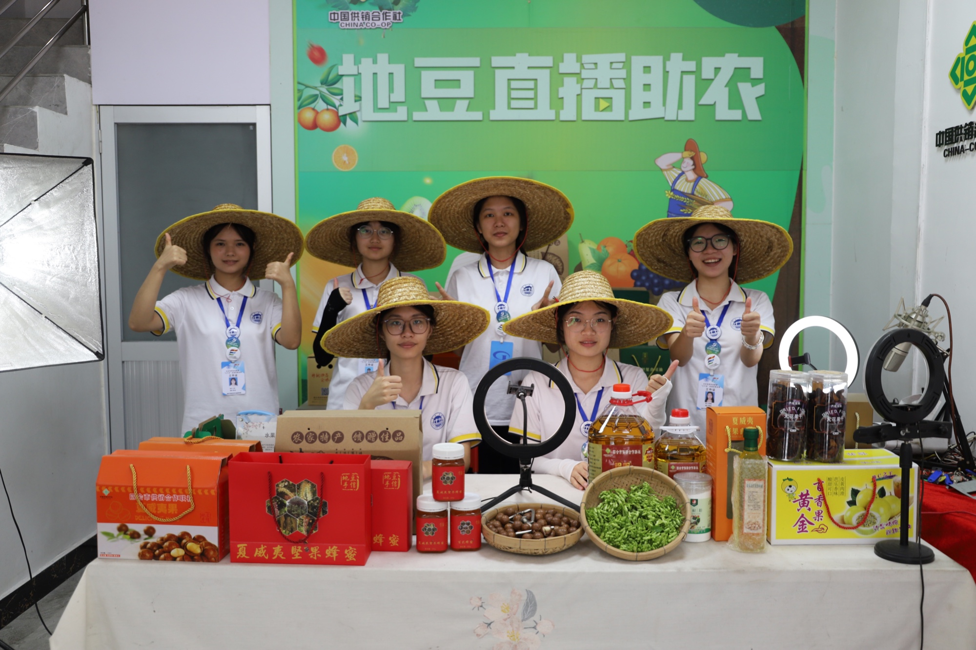 “百千万工程”青年突击队参与直播助农活动。