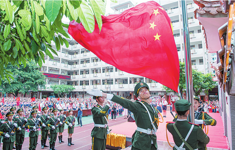 肇庆学院国旗护卫队在第七小学开展升旗仪式。受访单位供图