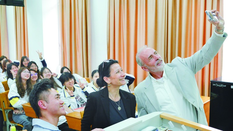 肇庆学院积极引进高层次人才。图为外籍教师课堂上与学生互动。