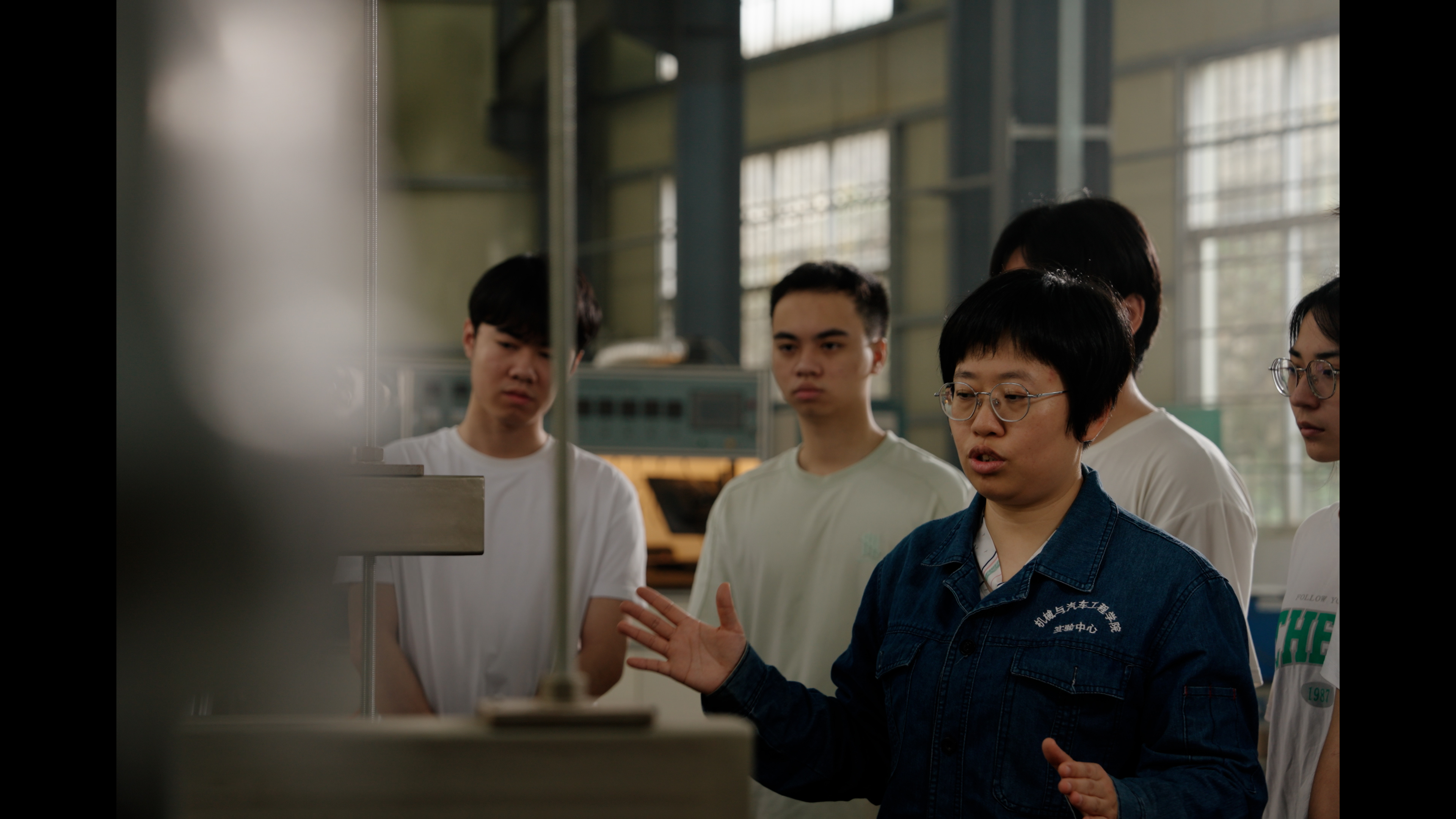 广东创智项目负责人、肇庆学院机械与汽车工程学院教授朱丽莎正在带领学生开展科研活动。受访者供图